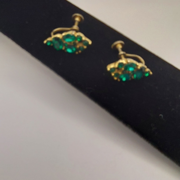 Vintage Emerald Green Rhinestones Screwback Earrings. - Picture 9 of 11